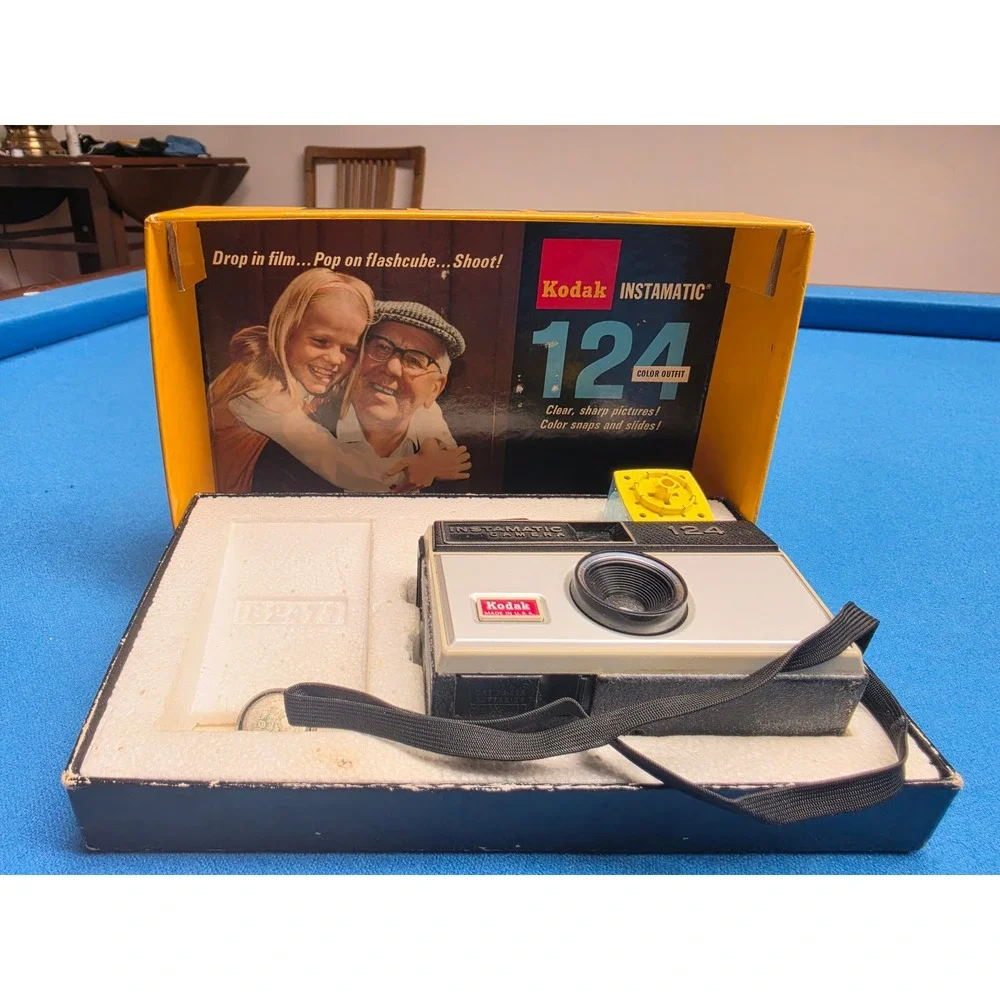 Kodak Instamatic 124 Camera Outfit Unisex OS Silver Good Vintage Flashcube Box